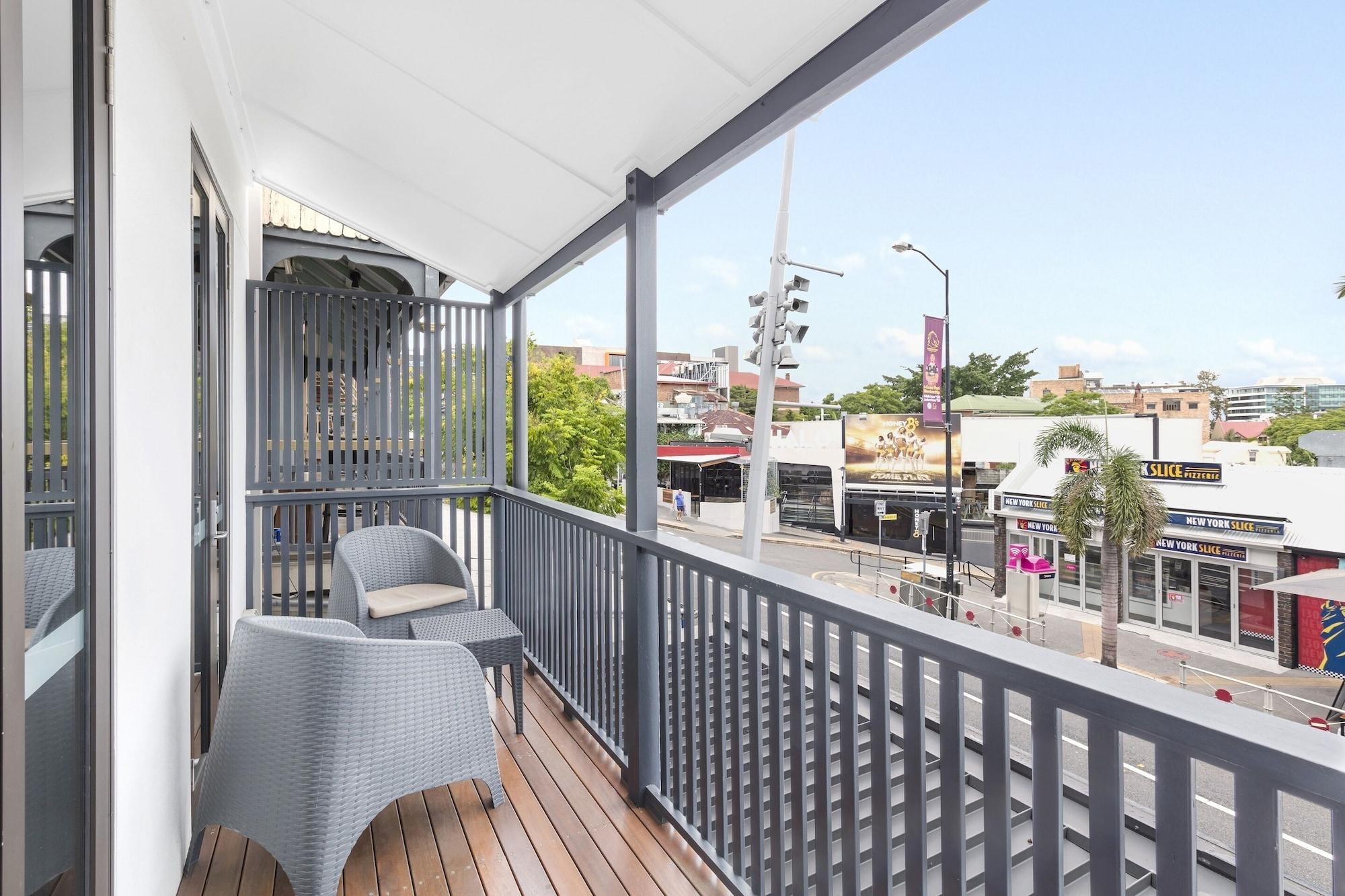 The Beetson Hotel Μπρίσμπεϊν Εξωτερικό φωτογραφία Balcony of a typical apartment