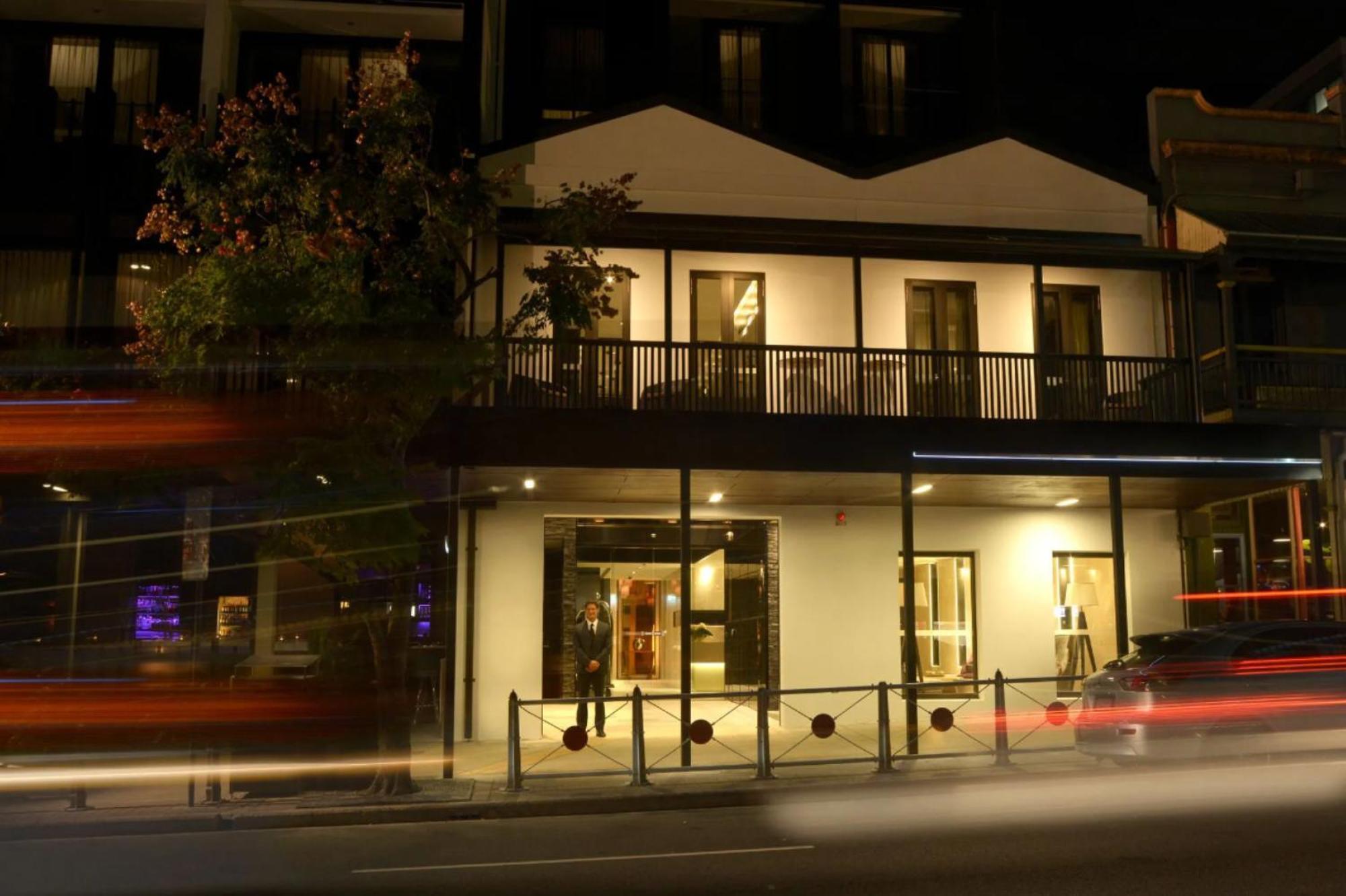 The Beetson Hotel Μπρίσμπεϊν Εξωτερικό φωτογραφία The hotel at night